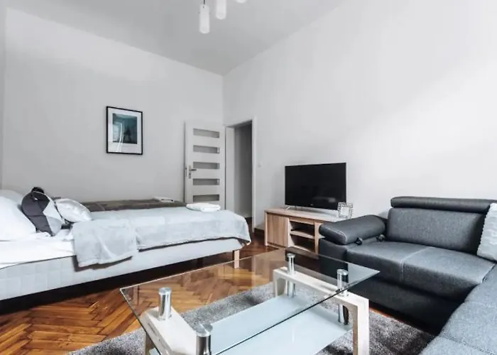 Apartment With Balcony - 21 Filipa Street